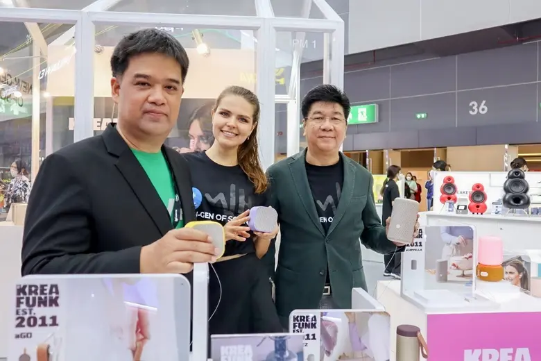 นายสมัคร สมัครคามัย ( ขวา ) ประธานเจ้าหน้...