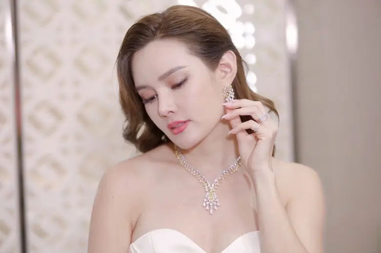 ก่อนหน้านี้ได้เห็นการ์ดแต่งงานสุดอลังการข...