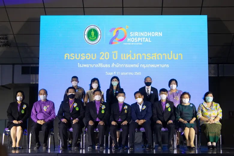 นายแพทย์กำพล พลัสสินทร์ (แถวยืนที่ 2 จากข...