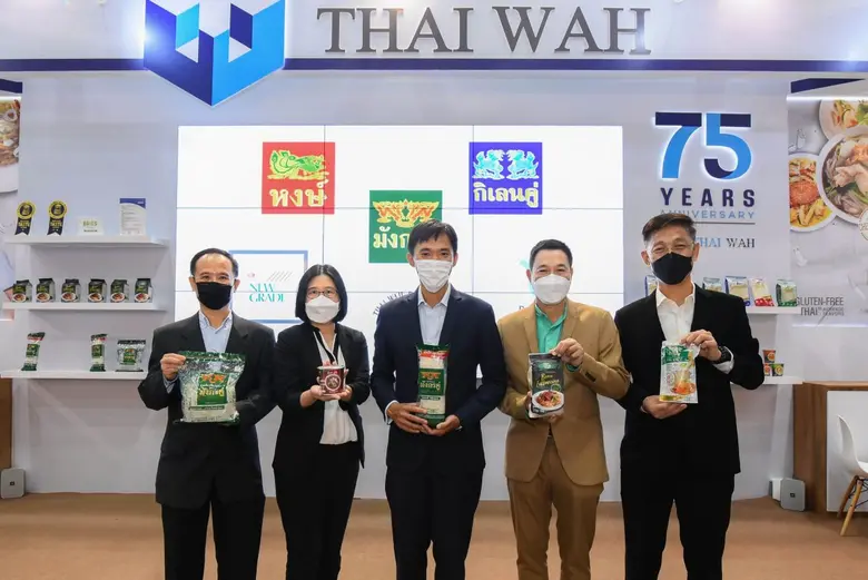 คุณโฮ เรน ฮวา (กลาง ) ประธานเจ้าหน้าที่บร...