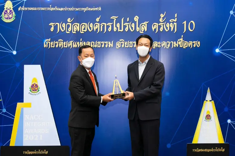 ดร.รักษ์ วรกิจโภคาทร (ขวา) กรรมการผู้จัดก...