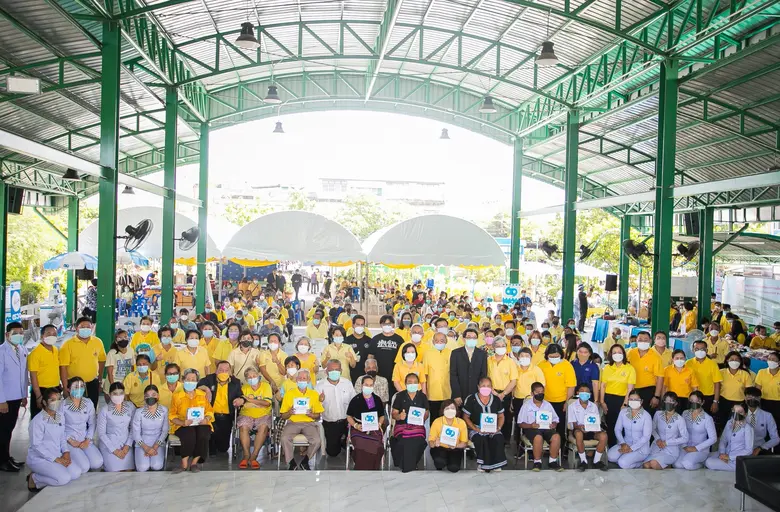แว่นท็อปเจริญ นำโดย นายแพทย์นพวุฒิ ตรีพรช...