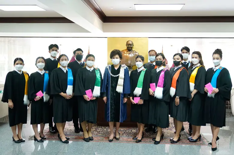 บัณฑิตทุนวิทยาลัยพี่โรงเรียนน้อง SPU'60 มอบพวงมาลัย แสดงกตัญญูกตเวทิตา อธิการบดี ม.ศรีปทุม หลังสำเร็จการศึกษา