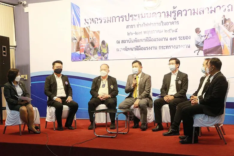 รองอธิบดีกรมพัฒนาฝีมือแรงงาน เป็นประธานและร่วมเสวนา ในหัวข้อ "แลกเปลี่ยนข้อคิดเห็นเพื่อกำหนดแนวทางการพัฒนาทรัพยากรมนุษย์ของจังหวัดระยอง"