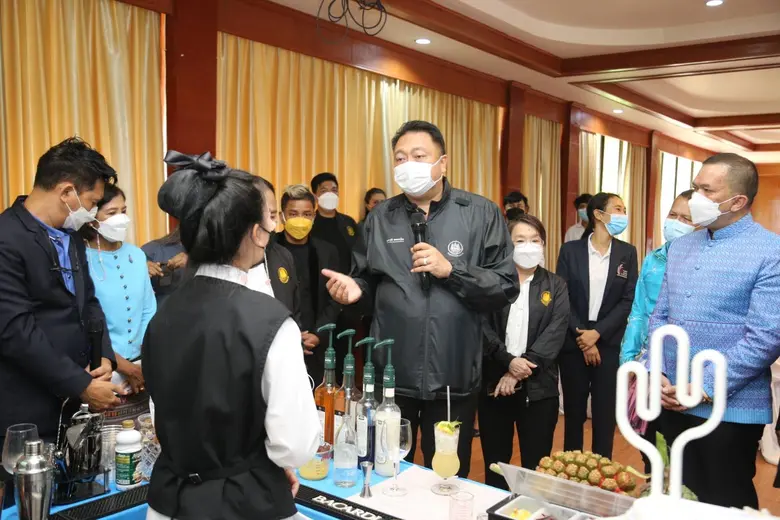 รมว.สุชาติ ลงพื้นที่ขนอม เยี่ยมผู้ฝึกบาร์เทนเดอร์ ยกระดับฝีมือแรงงาน รับท่องเที่ยวเมืองนครฟื้นตัวหลังโควิด
