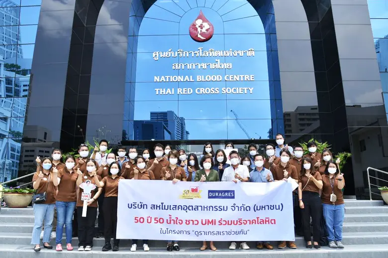 นางสาวปวีณา เหล่าวิวัฒน์วงศ์ (กลาง) ประธา...