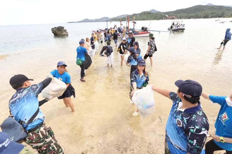 10 องค์กรท้องถิ่น ภาคประชาสังคม เกาะพะงัน ร่วมกับ ชมรมจิตสาธารณะซีพี ออลล์ และพนักงานเซเว่น อีเลฟเว่น เก็บขยะในทะเลและริมหาด