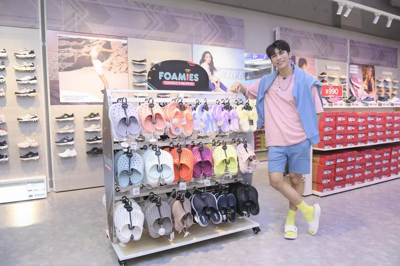 เปิดแล้ว!! "SKECHERS Future Park Superstore" แห่งใหม่ ณ ศูนย์การค้าฟิวเจอร์พาร์ค รังสิต ชวน "มิว-ศุภศิษฏ์" มาสร้างความฟิน สุดเอ็กซ์คลูซีฟ ในลุคลำลองของคอลเลกชัน Foamies(R)