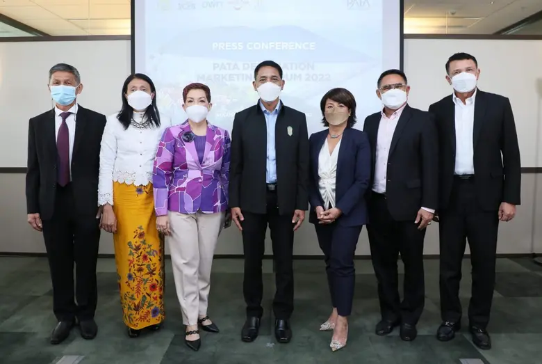 คุณลิซ ออร์ติเกรา (คนที่ 3 จากขวา) ประธาน...