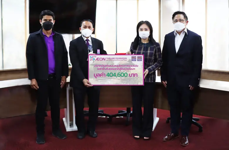 คุณสุพร วัธนเวคิน (ที่สองจากขวา) ประธานกร...