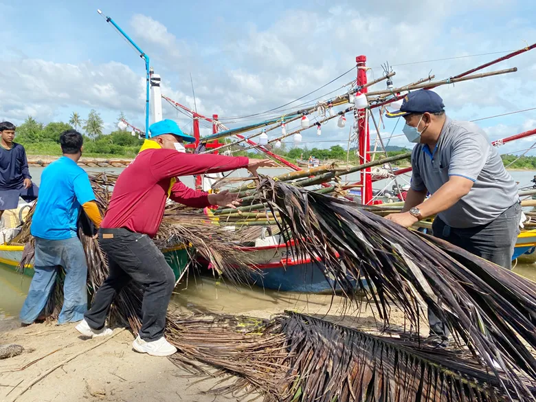 "ท่าเรือประจวบ" ทิ้งซั้งกอสร้างบ้านปลาใกล้ฝั่ง