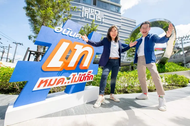 คุณมณีรัตน์ ธนัชญ์เศรษฐ์ (ซ้าย) กรรมการผู...
