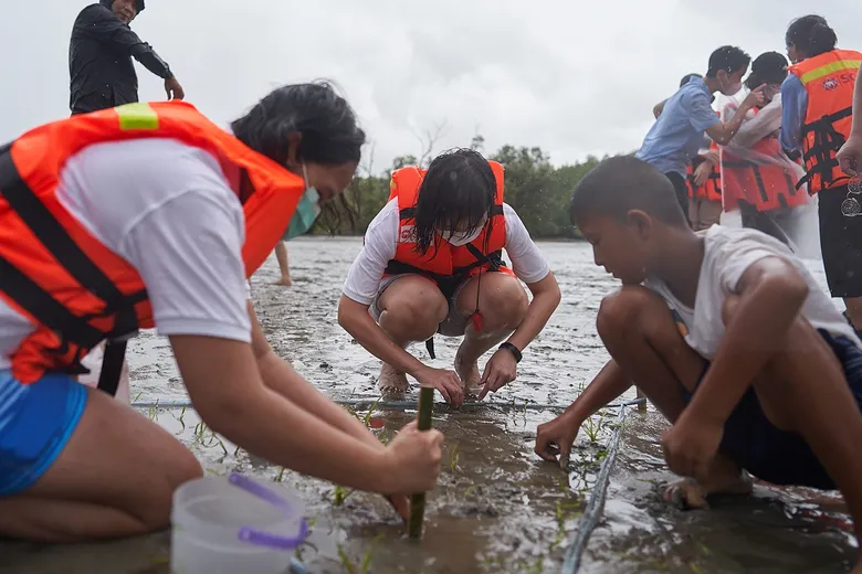 เอสซีจี แทคทีมเจนวายสายกรีน กู้วิกฤต 'Climate Change' จัดทริป 'ใคร Make Change - ปลูกหญ้าทะเล @ ตรัง' ลงพื้นที่ปลูก "หญ้าทะเล" ฮีโร่ลดโลกร้อน