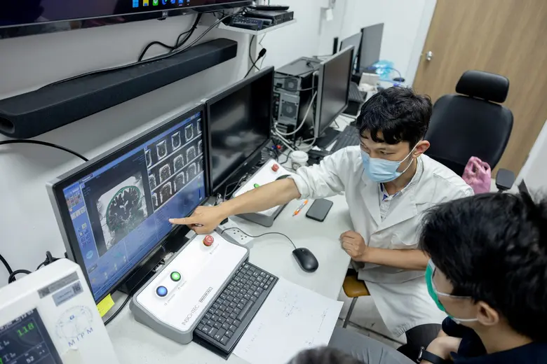 ศูนย์ภาพวินิจฉัยและร่วมรักษาเพื่อปวงชน เป...