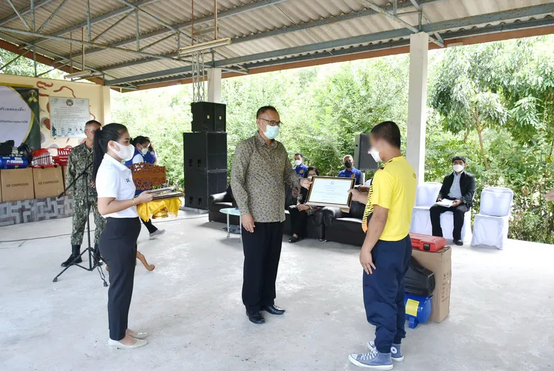 จังหวัดสงขลา จัดพิธีปิดการฝึกอบรมวิชาชีพโครงการพัฒนาคุณภาพชีวิตผู้ผ่านการบำบัดและฟื้นฟูสมรรถภาพผู้ติดยาเสพติดในพื้นที่จังหวัดชายแดนใต้ ประจำปีงบประมาณ พ.ศ. 2565