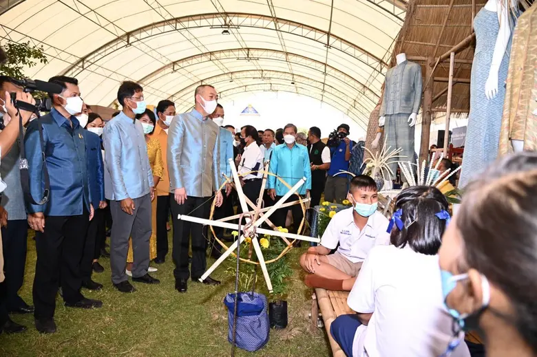 ก.เกษตรฯ โชว์ความงดงามของผ้าไหมไทยในงาน "เทิดไท้ 90 พรรษา พระมารดาแห่งไหมไทย" ที่ จ.สกลนคร