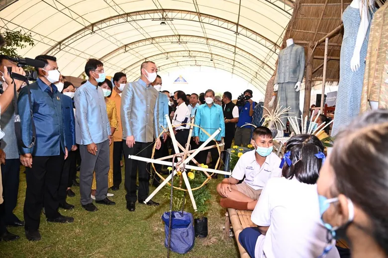 ก.เกษตรฯ โชว์ความงดงามของผ้าไหมไทยในงาน "เทิดไท้ 90 พรรษา พระมารดาแห่งไหมไทย" ที่ จ.สกลนคร
