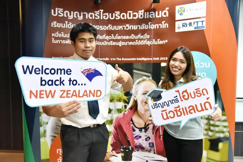 นางสาวจารุวรรณ พงษ์จารุวัฒน์ ผู้อำนวยการด...