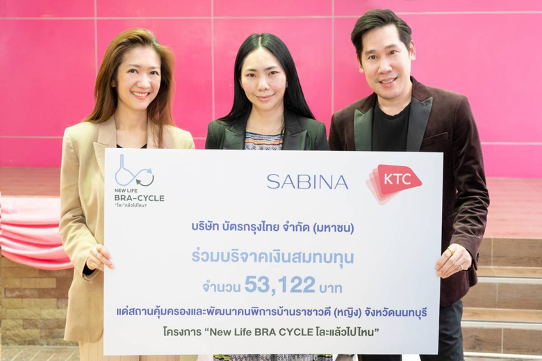 นายฐิติเทพ พงษ์ไพบูลย์ (ขวา) ผู้จัดการอาว...