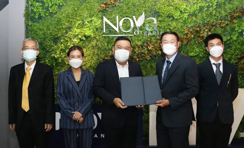 นายนวพล จันทร์จุฑามาศ (คนกลาง) ประธานเจ้า...