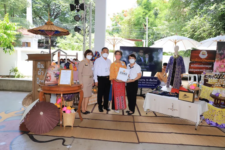 กรมพัฒนาฝีมืแรงงาน แสดงผลสัมฤทธิ์การพัฒนาทักษะแรงงานนอกระบบกลุ่มผลิตภัณฑ์ชุมชนผ้าฝ้ายเชียงใหม่ ด้วยดิจิทีลเทคโนโลยี ต้อนรับนายกรัฐมนตรี ลงพื้นที่จังหวัดเชียงใหม่