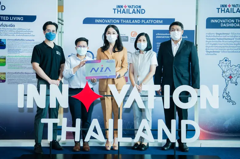 นางกิตติยา ชัยสถาพร (คนกลาง) ผู้ช่วยกรรมก...
