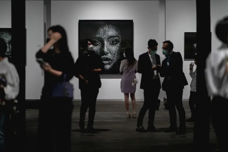 ออรัม แกลเลอรี (Aurum Gallery) จัดนิทรรศการศิลปินเดี่ยวครั้งแรกกับงาน "Shattered" โดยไซมอน เบอร์เกอร์ ศิลปินร่วมสมัยชาวสวิสผู้สร้างสรรค์งานจากกระจก
