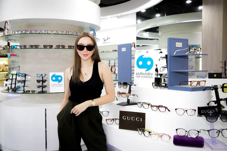 แว่นท็อปเจริญ ต้อนรับเซเลบสาวสายแฟชั่น "เ...