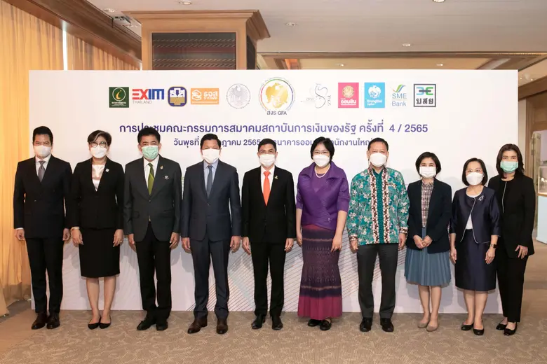 นางขวัญใจ เตชเสนสกุล (ที่ 2 จากขวา) ผู้ช่...