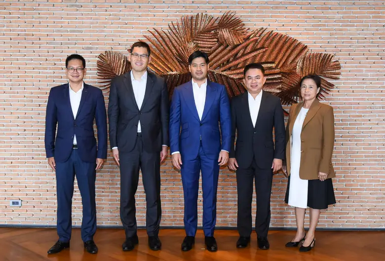 คุณทศพล คุณะเพิ่มศิริ (ที่ 2 จากขวา) ประธานเจ้าหน้า...