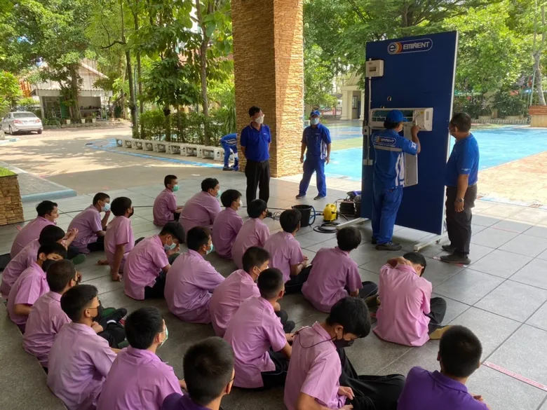 อีมิแน้นท์แอร์ ลงชุมชนสาธิตวิธีการล้างแอร์ให้โรงเรียนวัดปทุมวนาราม