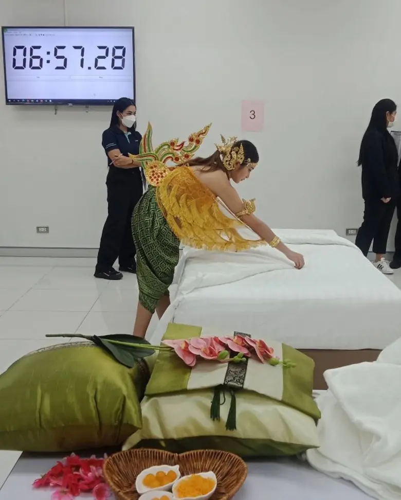 DEK การโรงแรมฯ SPU โชว์ทักษะการปูเตียงประกอบลีลา ด้วยชุดวรรณคดีไทย "นางมโนห์รา" คว้ารางวัล โครงการสุดยอดนักบริการ 2565