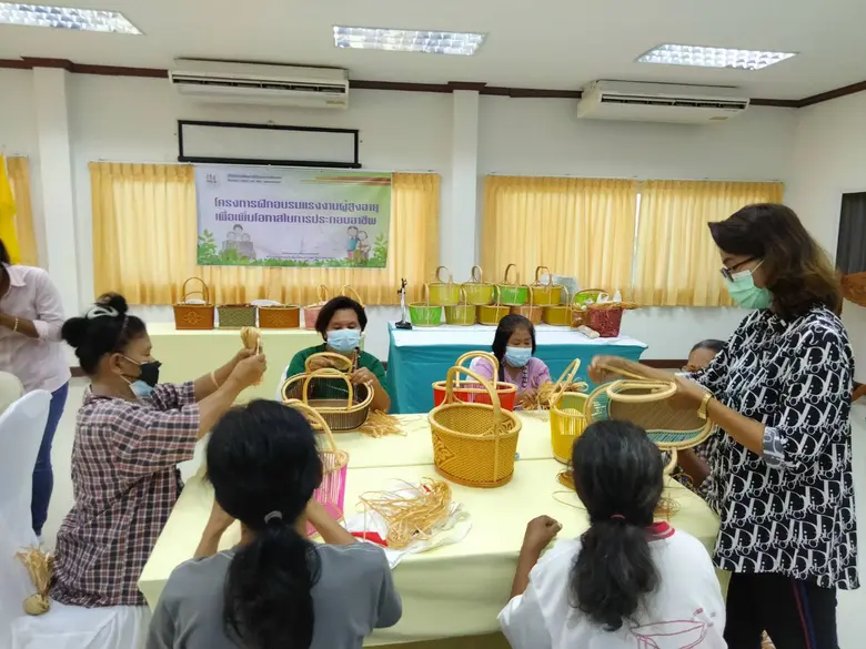 สำนักงานพัฒนาฝีมือแรงงานชัยนาท จัดฝึกอบรมหลักสูตรการฝึกอาชีพเสริม สาขา "การทำผลิตภัณฑ์จากหวายเทียม"