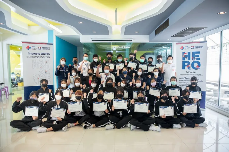 รพ. กรุงเทพ จัดอบรม CPR การช่วยชีวิตขั้นพื้นฐานและการปฐมพยาบาลเบื้องต้น ให้กับ SIBA College เสริมทักษะการช่วยชีวิต