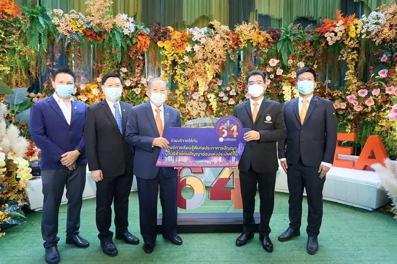 คุณอุทิศ จันทร์เจนจบ (ที่ 3 จากซ้าย) ประธานกรรมการต...