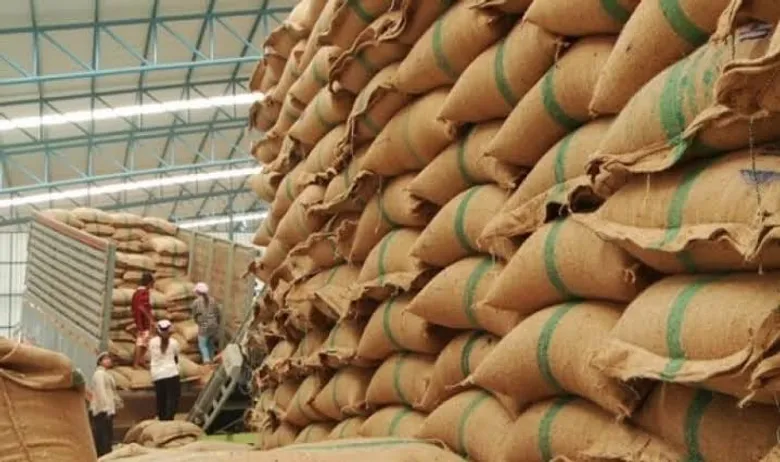 ชาวนาเฮ ! "เฉลิมชัย" พอใจครึ่งปีส่งออกข้าว ทะลุ 3.5 ล้านตัน เติบโตกว่า 50% นำเงินเข้าประเทศ 6 หมื่นล้านบาท