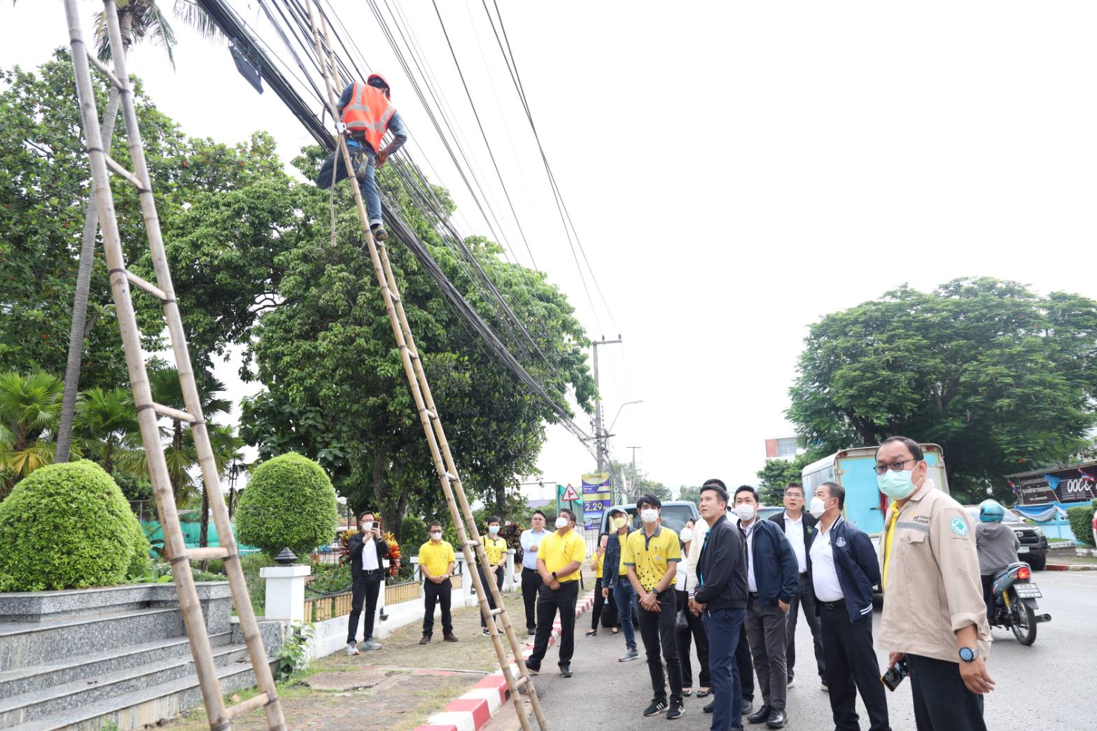 "ชัยวุฒิ" ลุยต่อจัดระเบียบสายสื่อสาร จ.หนองคาย