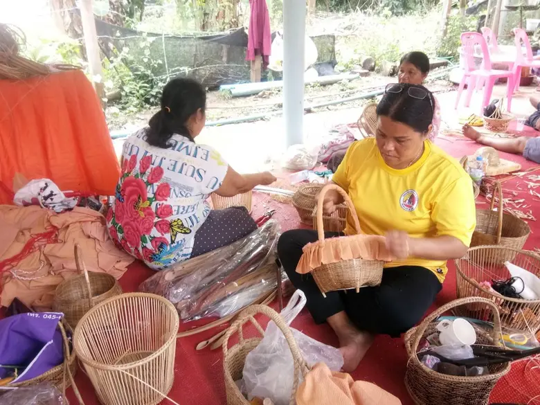 ก.แรงงาน น้อมนำแนวคิดพระพันปีหลวง ฝึก "การแส่วผ้า" เสริมทักษะแก่ชาวบ้าน