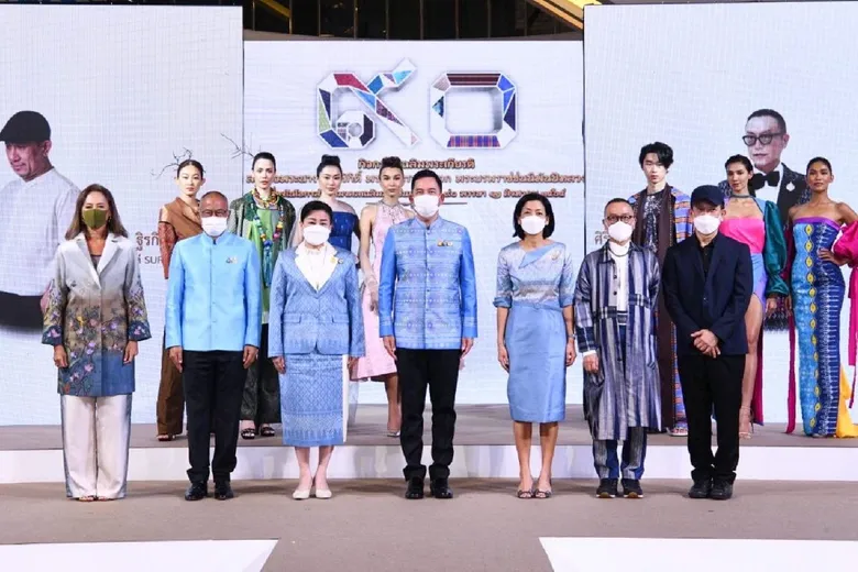 วธ.เปิดตัว 4 ดีไซเนอร์ชื่อดังออกแบบ-แคทวอล์คแฟชั่นผ้าไทยลายอัตลักษณ์สุดล้ำนำเทรนด์ สร้างสีสันผ้าไทยฟีเว่อร์ในงานผ้ายิ่งใหญ่ "ภูษาศิลป์ จากท้องถิ่นสู่สากล"