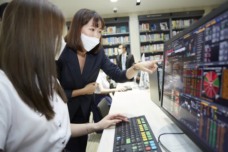 ตลาดหลักทรัพย์ฯ จับมือ Bloomberg จัดตั้งศูนย์เรียนรู้เชิงปฏิบัติการทางการเงิน "SET Fin Lab" สร้างทรัพยากรบุคคลคุณภาพเพื่อตลาดทุนไทย