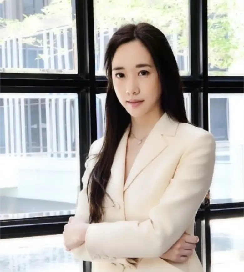 นางสาวหลุยส์ เตชะอุบล ประธานกรรมการบริหาร...