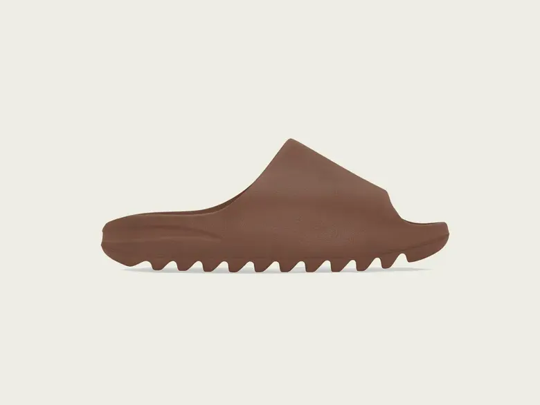 YEEZY SLIDE FLAX มีจุดเด่นอยู่ที่วัสดุโฟม...
