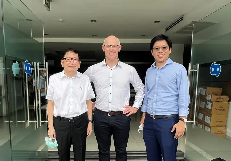 นายนพศักดิ์ ตรีพรชัยศักดิ์ CEO แว่นท็อปเจ...