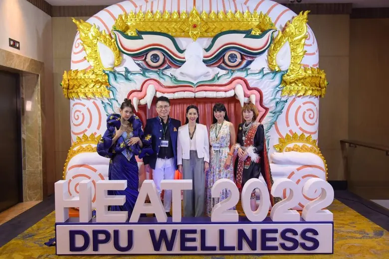 ดร.ดาริกา ลัทธพิพัฒน์ (ที่สามจากขวา) อธิก...