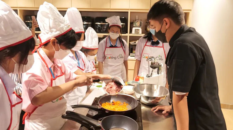 อายิโนะโมะโต๊ะ เปิดครัวต้อนรับเยาชนคนรุ่นใหม่ ร่วมรังสรรค์ "เมนูอร่อย ได้สุขภาพ" มุ่งส่งเสริม "สังคมสุขภาพดี" ผ่านการตระหนักรู้ด้านโภชนการที่ง่ายและสนุก