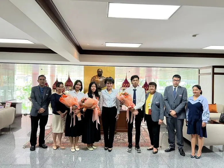 ผู้ช่วยศาสตราจารย์ ดร.วราภรณ์ ไทยมา คณบดี...