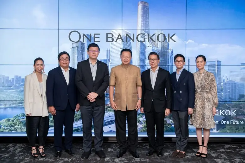 Yuthasak Supasorn (center), Governor of t...