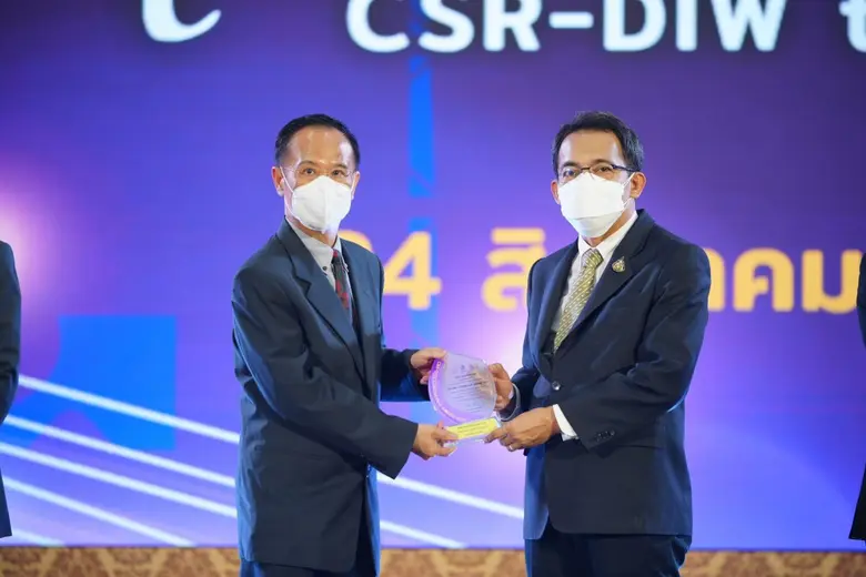 คุณอำนาจ สุขประสงค์ผล (ซ้าย) กรรมการบริษั...