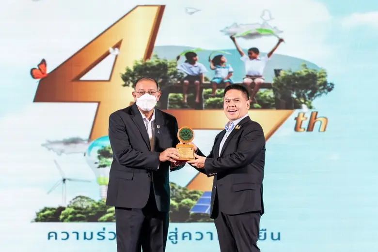 นายมนตรี ลาวัลย์ชัยกุล (ซ้าย) ประธานเจ้าห...