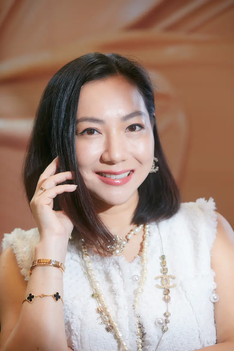 เซเลบสาว น้ำผึ้ง - จารุวรรณ โชติเทวัญ อวดออร่าผิวสวยใสในงานเปิดตัวเมคอัพคอลเลกชั่นใหม่ KANEBO